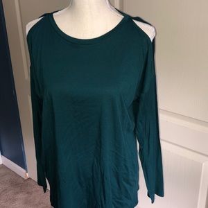 NWT Cold Shoulder pullover top in Forest green